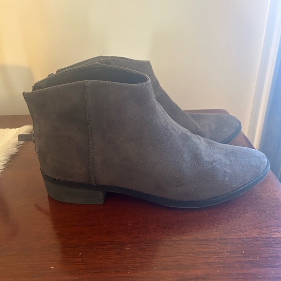 Universal Thread Booties - Picture 2 of 5